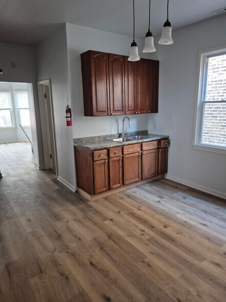 kitchen - 8702 S Escanaba Ave