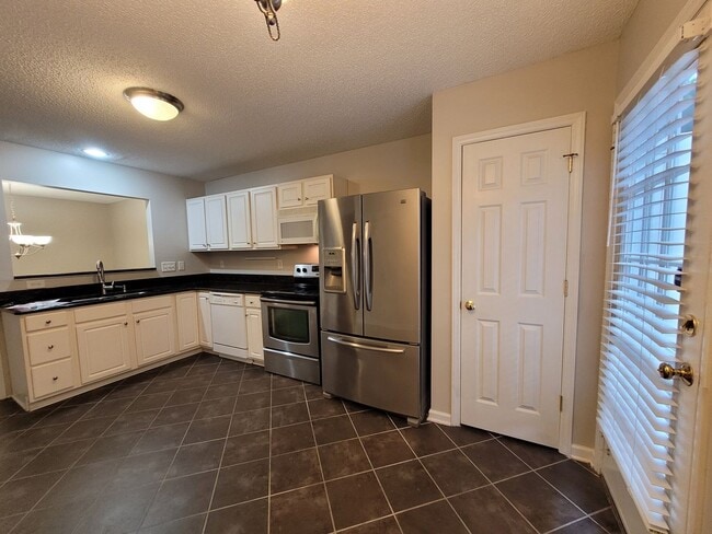 Building Photo - Great 2 Bedroom 2 Bath Townhouse
