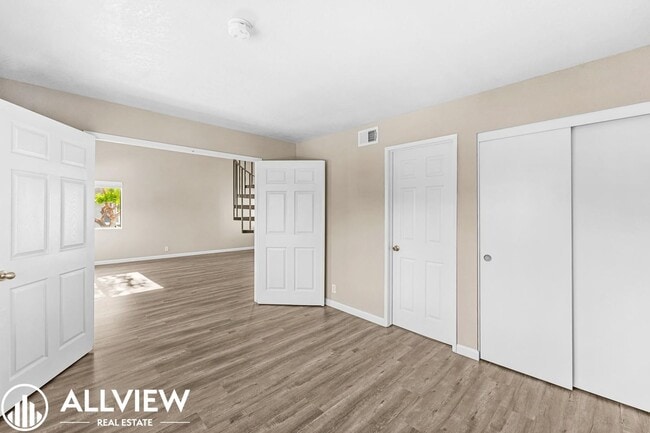 Building Photo - 2 Bedroom, 2 Bathroom Updated Townhome in ...