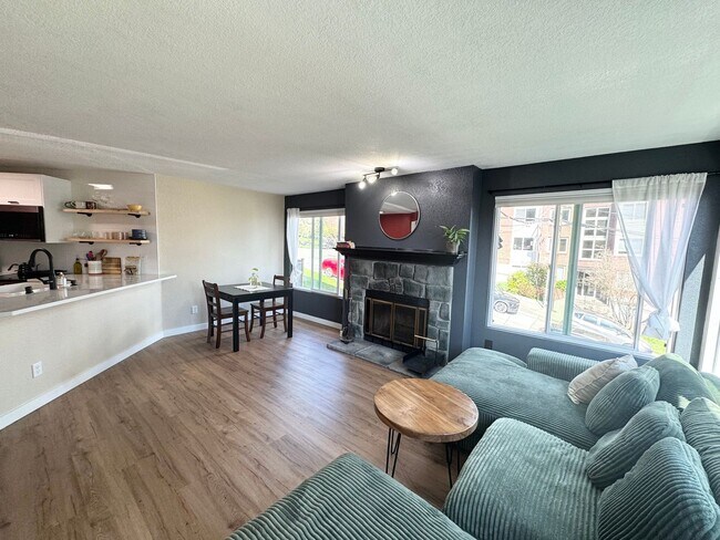 Building Photo - Updated, light flooded corner 1 bedroom 1 bath condo in Madison Valley