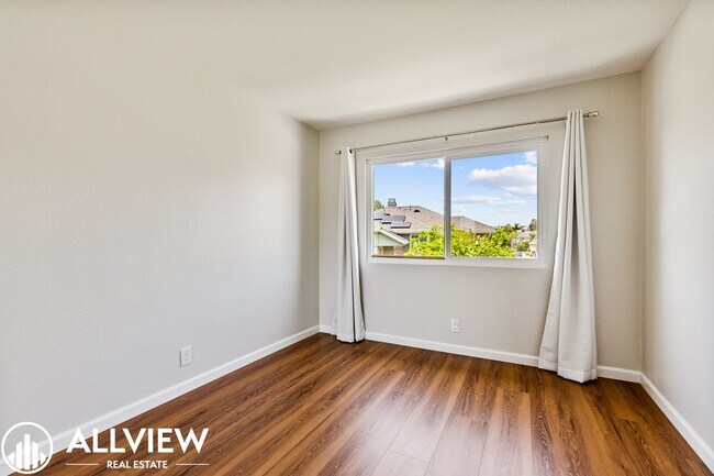 Building Photo - Gorgeous 2 bed/2 baths, located in the highly desired community of Woodbridge.