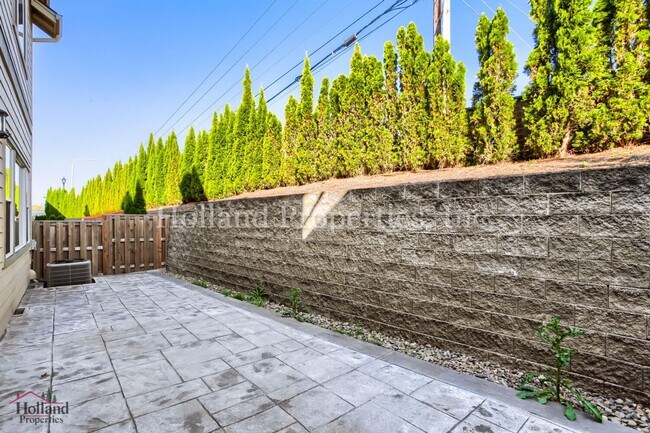 Building Photo - 17435 SW Forest Hollow St