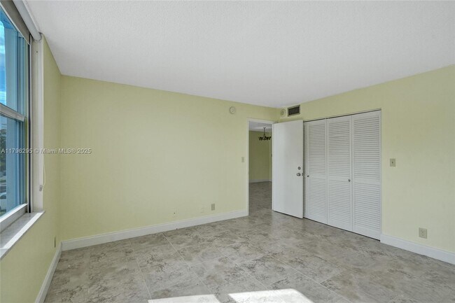 Building Photo - 1800 N Andrews Ave