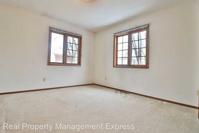 Building Photo - 3605 S Marion Rd