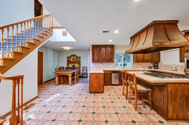 Building Photo - 5-Bedroom Home in Desirable Friendly Hills...