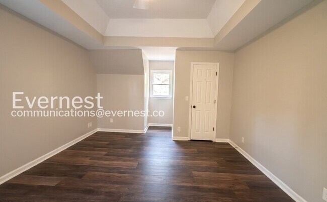 Building Photo - 3 Bed/2.5 Bath Home with Off-Street Parking / Pet-Friendly / Available Now!