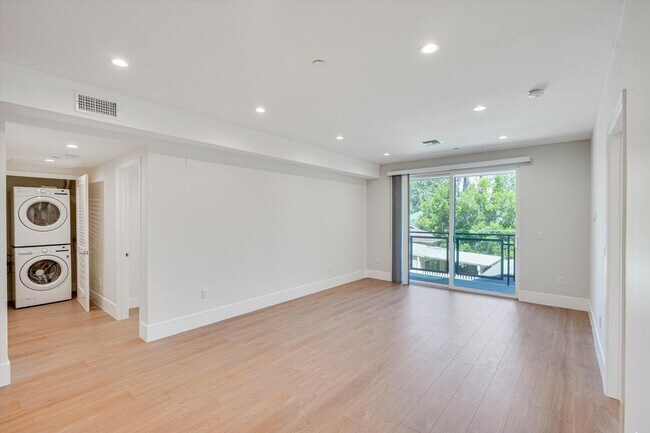 Building Photo - Riverside 4 Lease