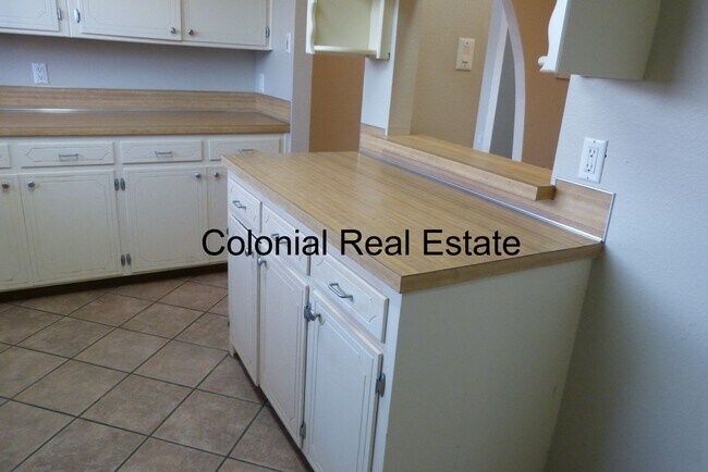 Building Photo - Spacious 3 bedroom 2 bathroom home