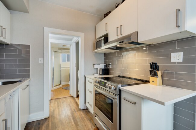 Building Photo - Stunning Duplex in Historic Old Town