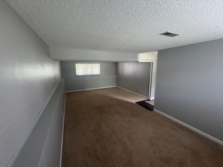 Building Photo - 3028 Quinby Dr