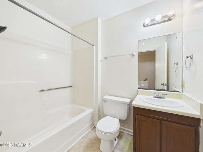 Building Photo - 104 Country Ln