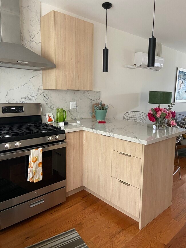 Building Photo - 4920 Hickory St