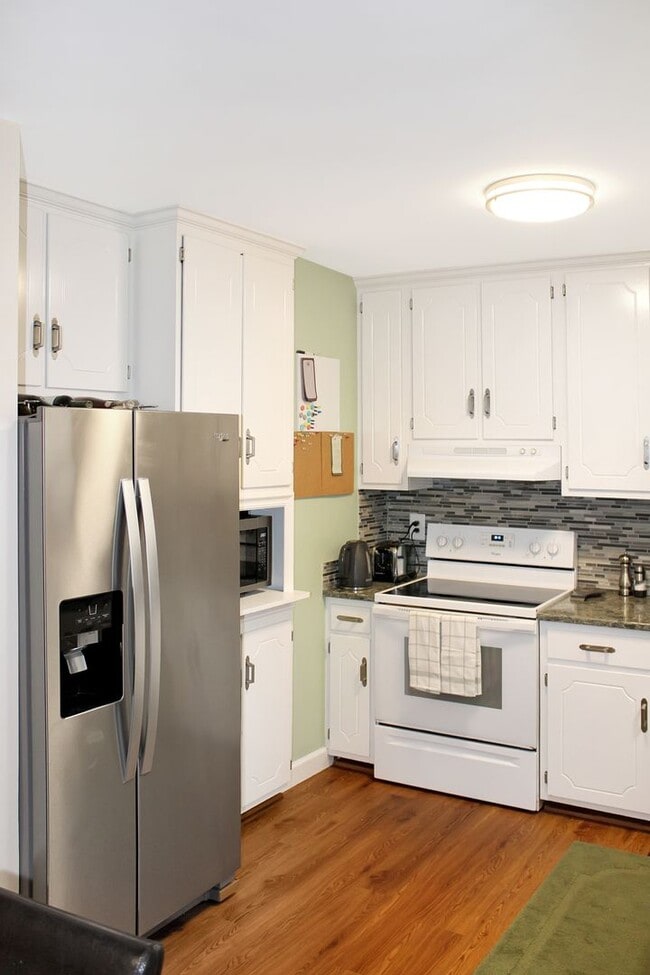 Building Photo - Furnished 2-bedroom / 1-bath