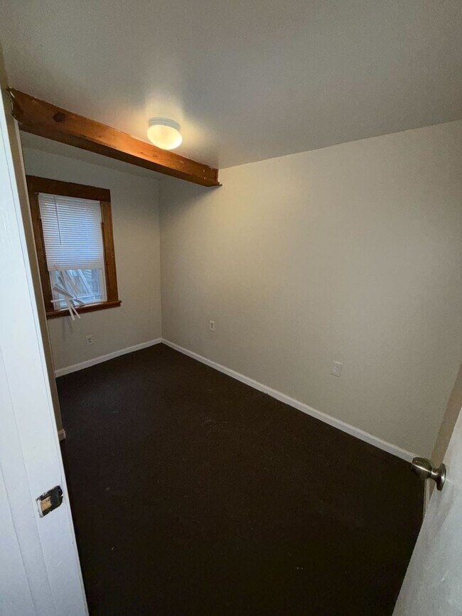 Building Photo - 686 3rd Ave