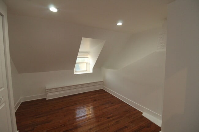 Building Photo - 1362 N Bosworth Ave