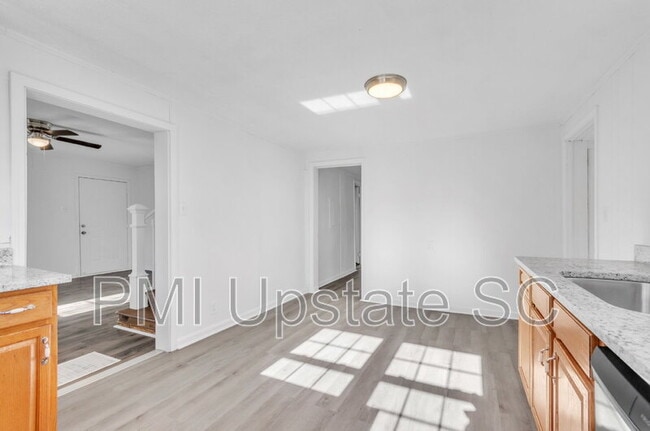 Building Photo - 109 S 7th St