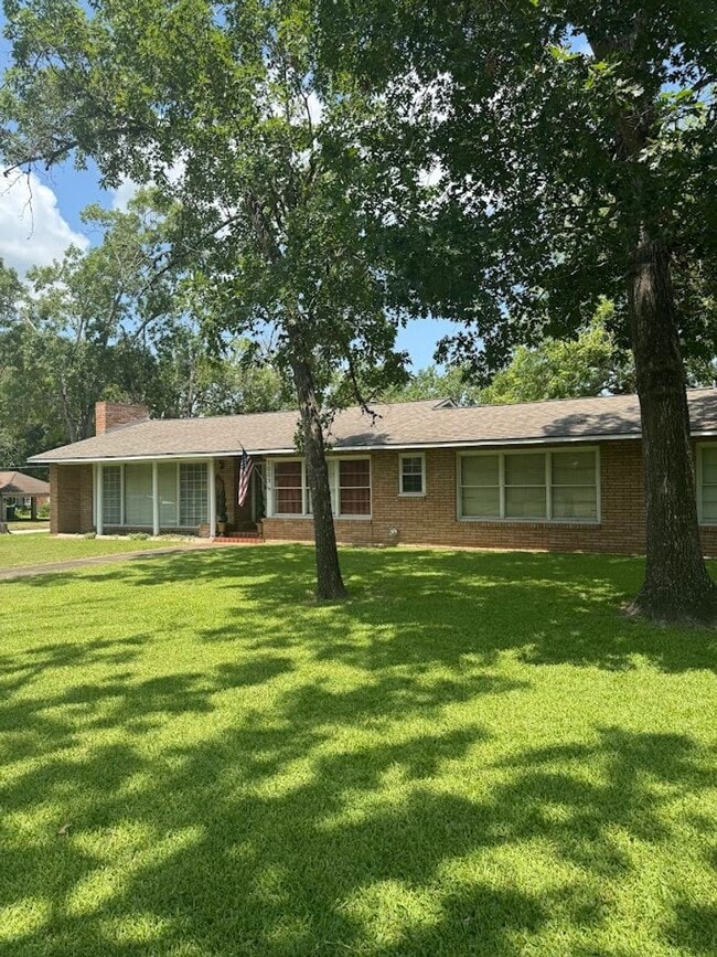 Building Photo - 3 Bedrom 2 bath with a 1 car garage