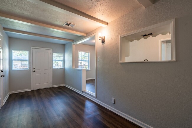 Building Photo - 3 Bed / 1 Bath in Tulsa!
