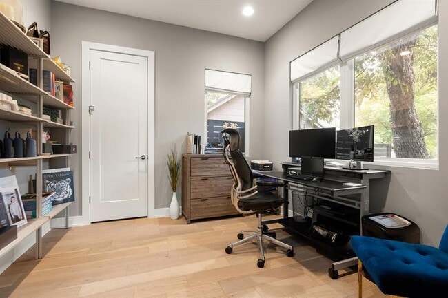 Building Photo - 1908 Kinney Ave