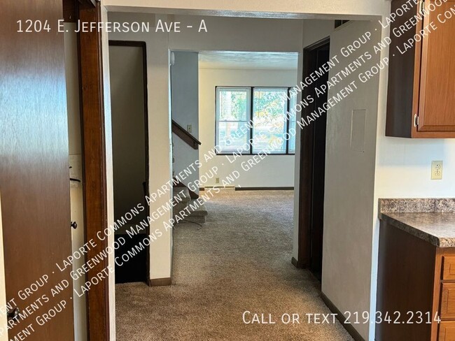 Building Photo - 2 Bed 1 1/2 Townhome Available April 9th