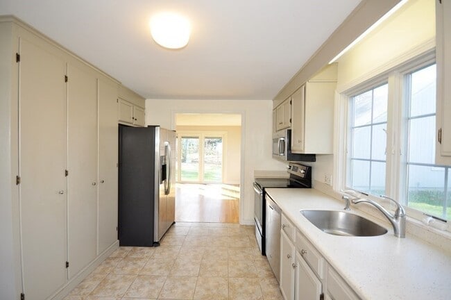 Building Photo - 15 Seaborn Pl