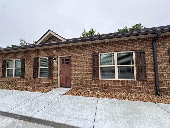 Building Photo - 404 Cedar Ln