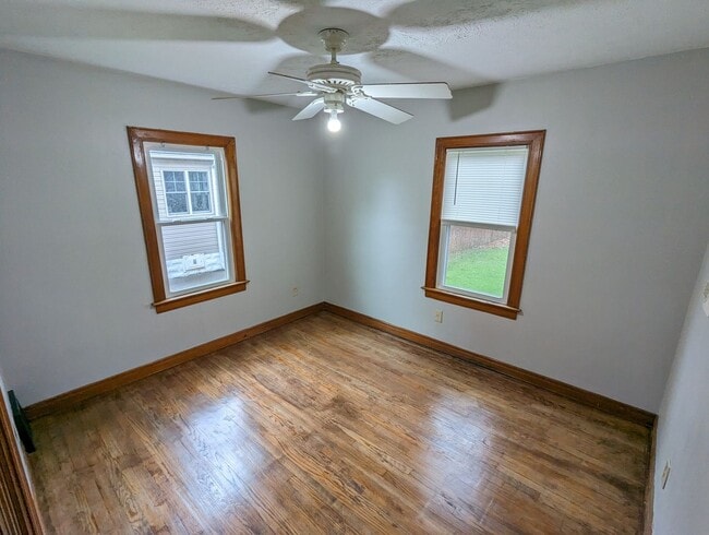 Building Photo - Beautiful 3 bedroom home with covered fron...