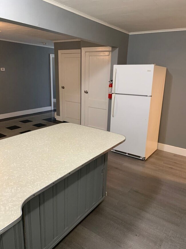 Building Photo - Charming 3-Bedroom Apartment in Midtown Ki...