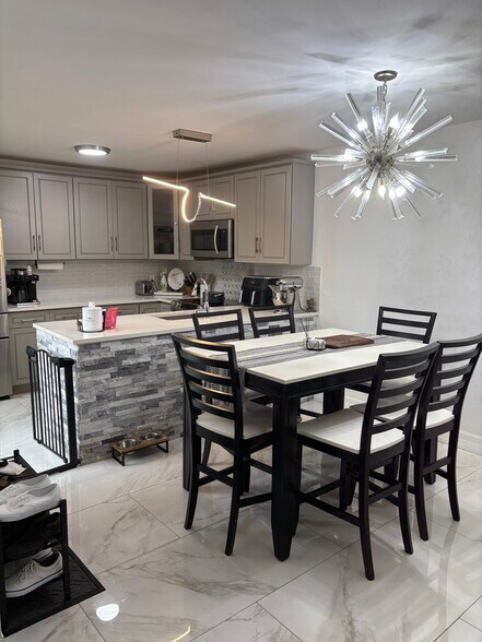 Building Photo - 1017 10th Way