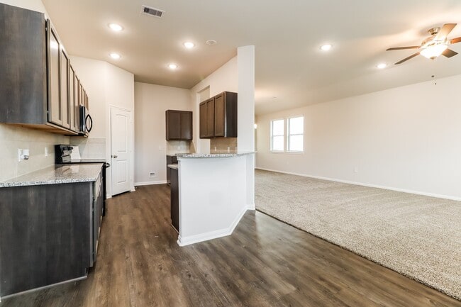 Building Photo - 14735 Country Club Dr