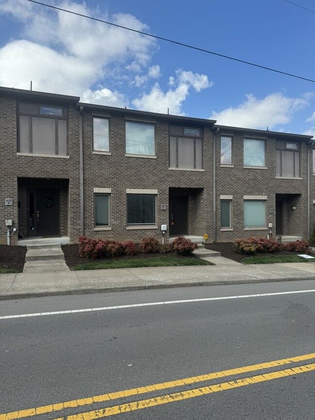Building Photo - 600 Garfield St