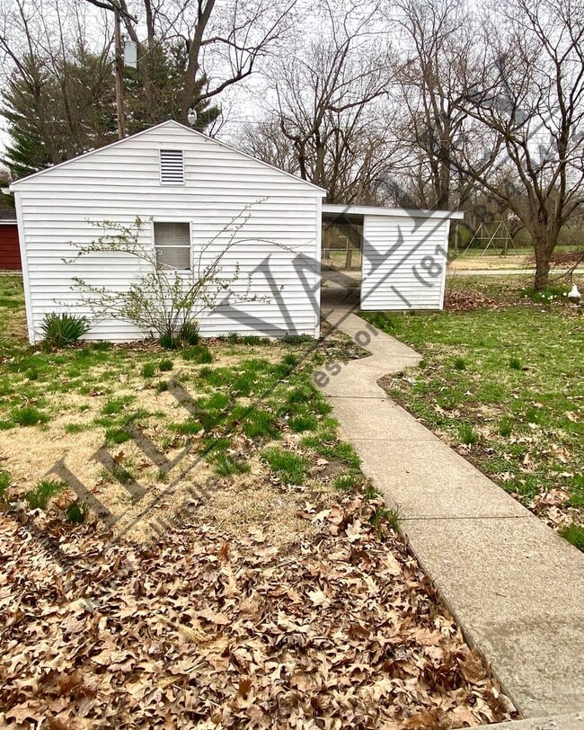Building Photo - Two bedroom ranch - South