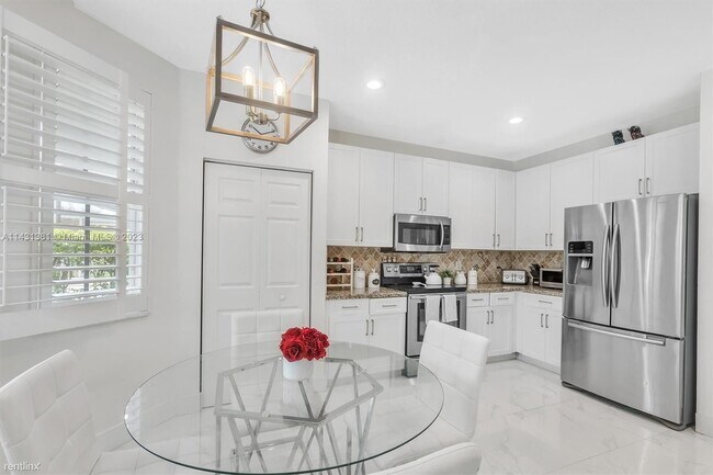 Building Photo - 4 br, 3 bath House - 4059 Pinewood Ln
