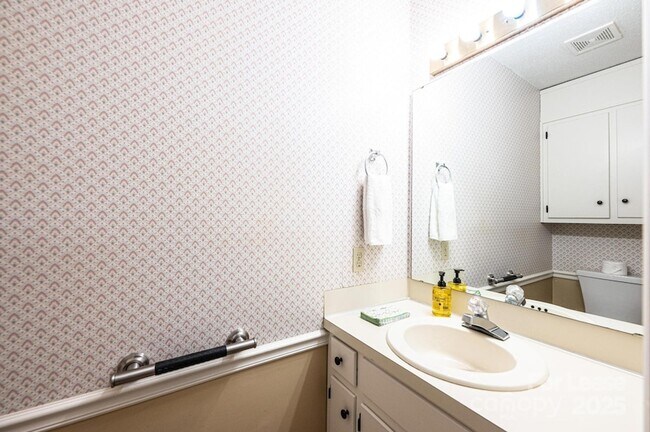 Building Photo - 617 College Ave SW