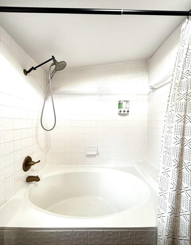 Ensuite bathroom 1 - 117 W Flora St