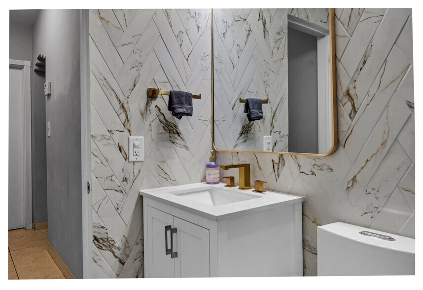 Building Photo - 425 NE 105th St