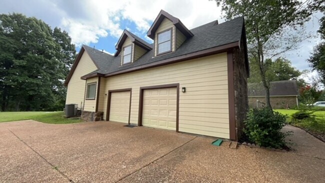 Building Photo - 440 Blue Lake Dr