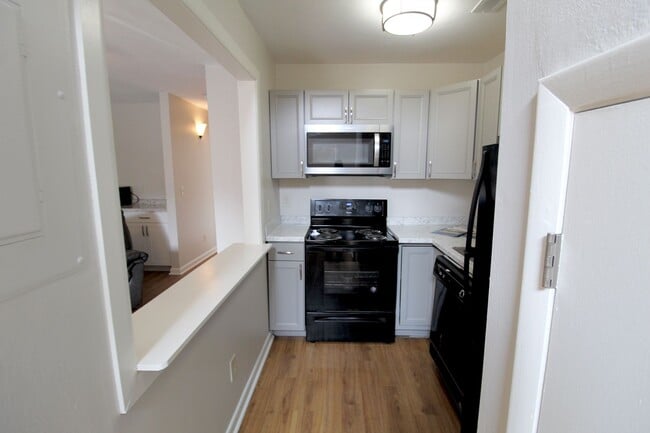 Building Photo - 1420 Bradley Dr