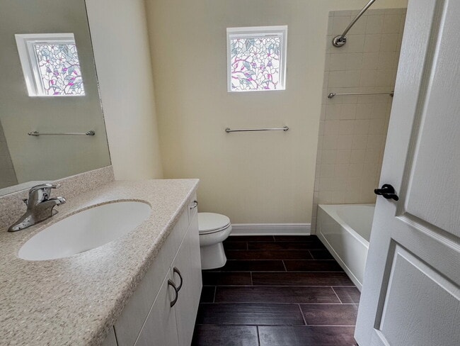 Building Photo - Nearly new 3 bedroom 2 bath home with an a...