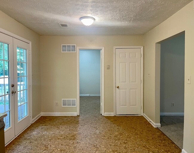 Building Photo - 3 Bed/2 Bath Ranch W/ Granite Counters & SS Appliances!
