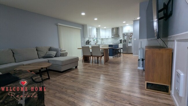 Building Photo - Flowing floorplan, minutes from I-5!!!