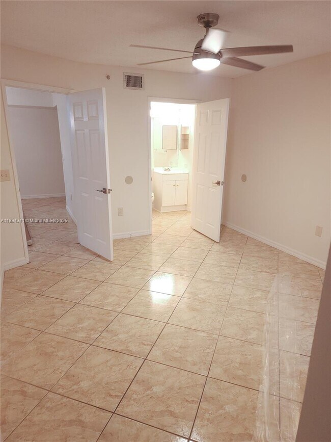 Building Photo - 2433 Centergate Dr