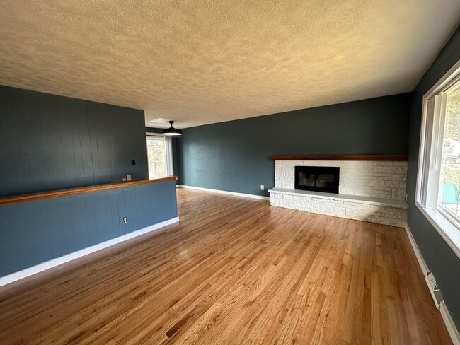 Building Photo - Spacious Northside 4-Bed, 2-Bath Ranch with Hardwood Floors