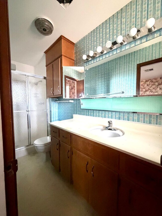 Building Photo - Impressive 5 Bedrooms & 3 full Bathroom Home