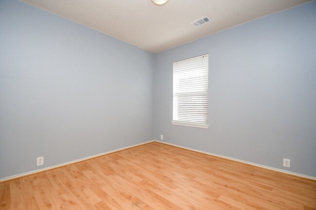 Building Photo - 6003 Baldwin Elm St