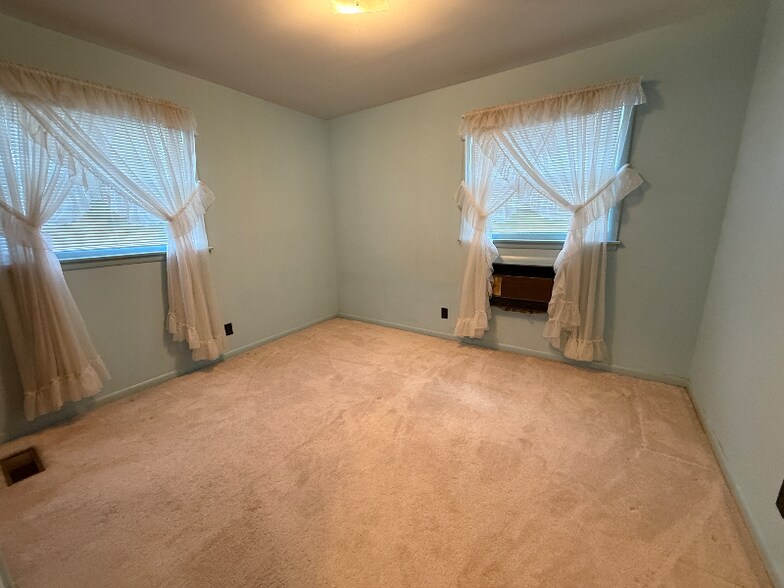 Building Photo - 490 Sunliner Dr