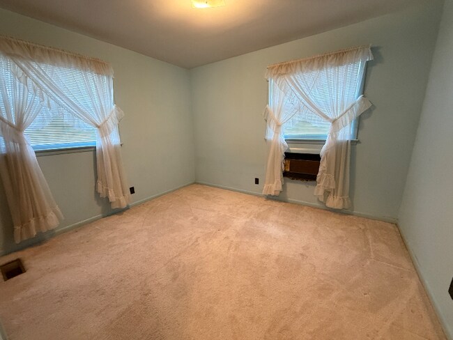 Building Photo - 490 Sunliner Dr