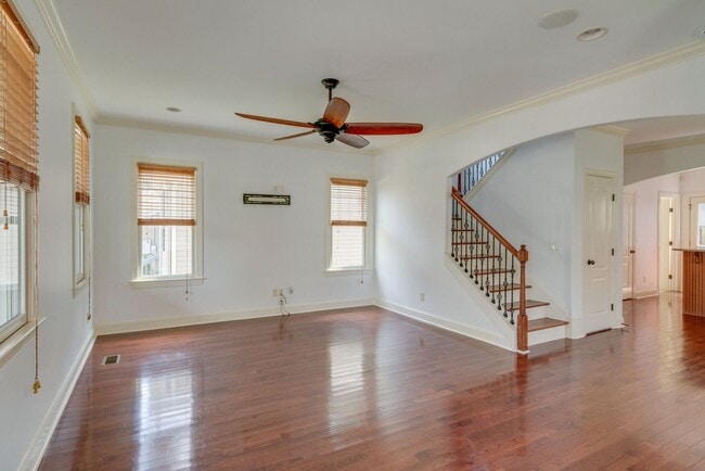 Building Photo - Stunning 3BE/2.5BA home in the heart of Ho...