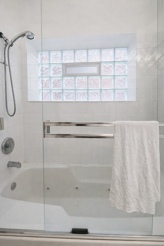 Building Photo - 4233 N Kenmore Ave