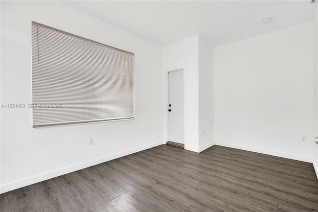 Building Photo - 402 NW 12th Ave